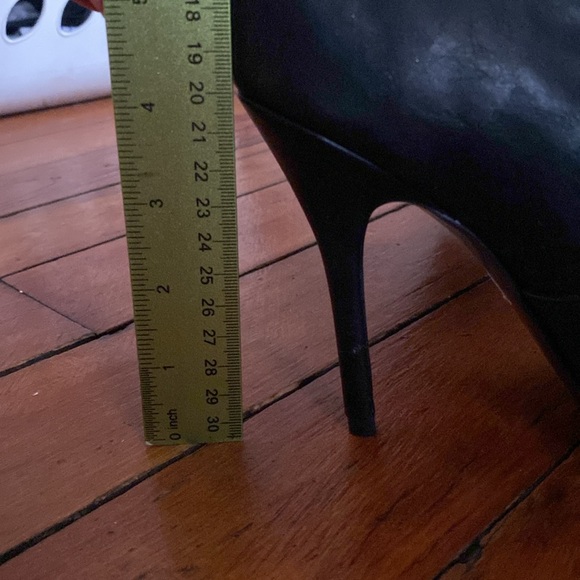 Steve Madden Black leather stiletto heel boot w/gold Zippers on back. New. - Picture 5 of 7